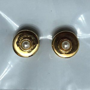 Maria Francesca Pepe - Circle hinge huggie pearl earrings - Never Worn